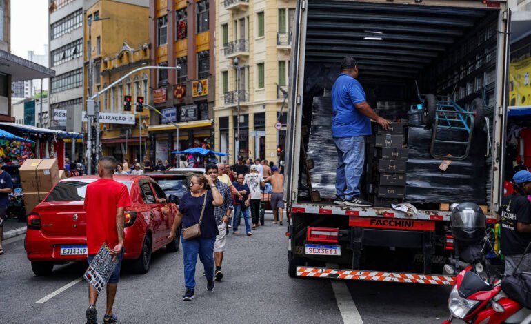Desemprego cai a 5,2% até novembro e renova mínima da série histórica