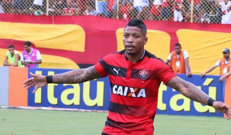 Ex-zagueiro revela desejo de retorno de atacante, mas negociações não avançam