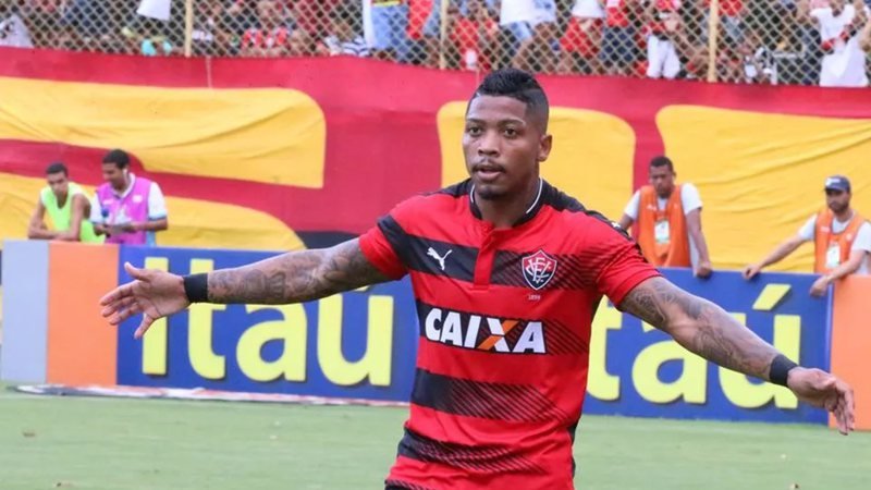 Ex-zagueiro revela desejo de retorno de atacante, mas negociações não avançam