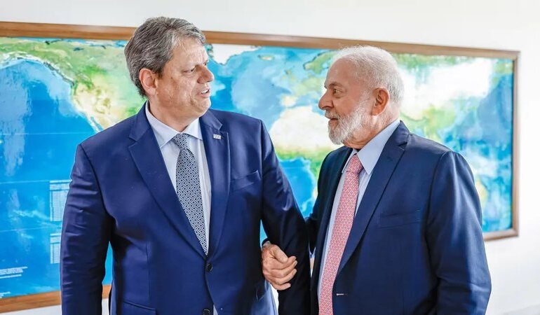Lula e Haddad discutem estratégia do PT em São Paulo durante viagem à Índia