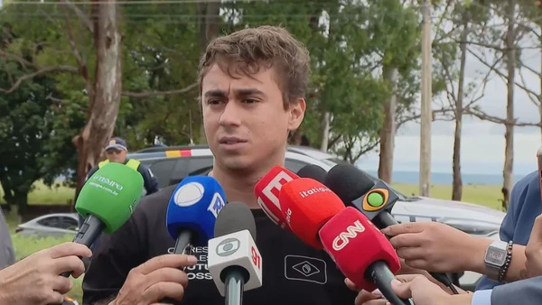 Nikolas Ferreira rebate críticas de Eduardo Bolsonaro sobre apoio a Flávio
