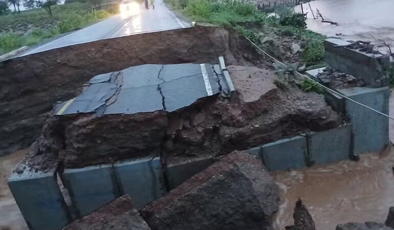 Ponte desaba na BA‑046 após fortes chuvas em Iaçu