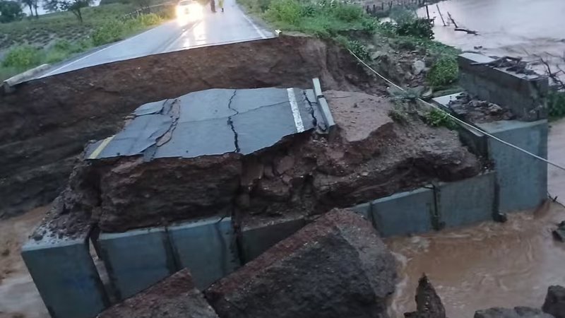 Ponte desaba na BA‑046 após fortes chuvas em Iaçu