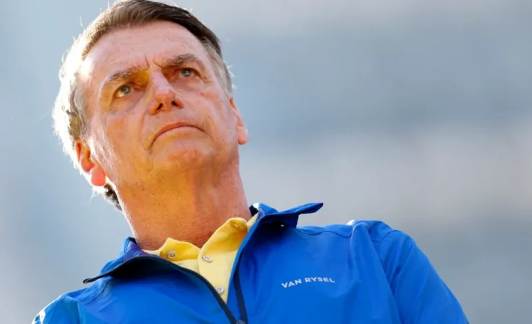 Bolsonaro permanece internado em UTI e segue sob monitoramento médico
