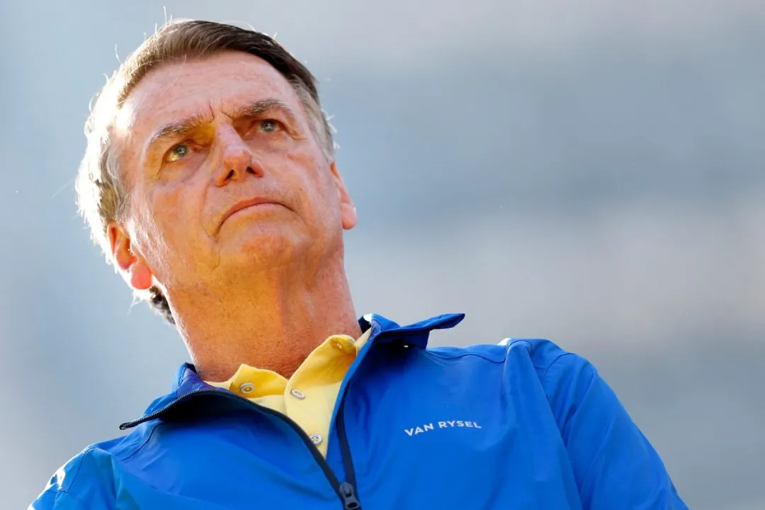 Bolsonaro permanece internado em UTI e segue sob monitoramento médico