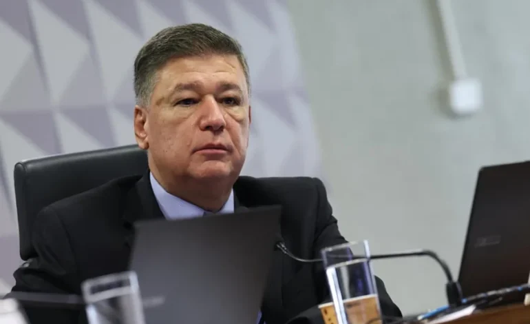 Dino critica explicações sobre emendas à Fundação