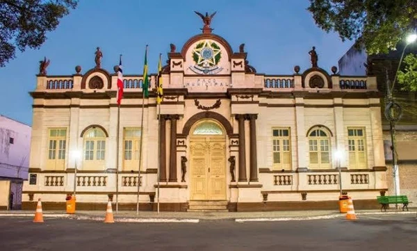 Piso cede em prefeitura e deixa estudantes feridos em Cruz das Almas