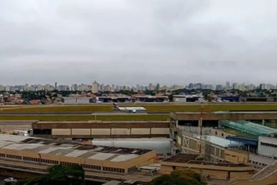 Avião da Latam sofre bird strike durante voo