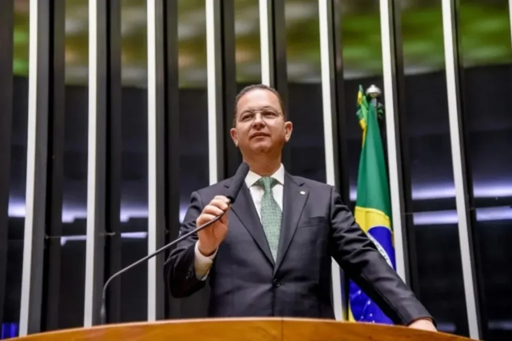 Alex Santana vira alvo de polêmica por emendas a ONG Alex Santana vira alvo de polêmica por emendas a ONG