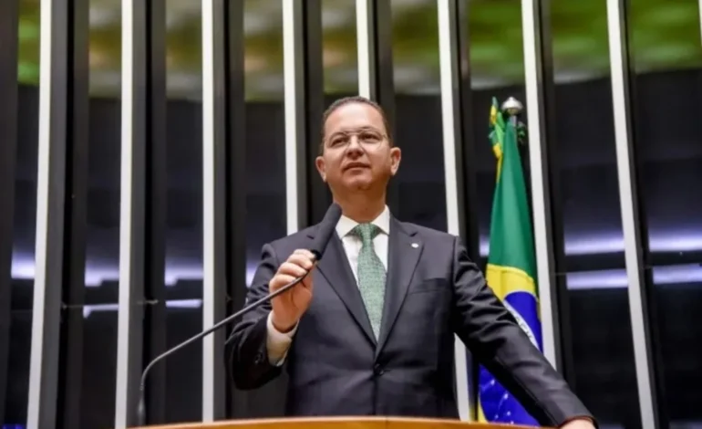 Alex Santana vira alvo de polêmica por emendas a ONG