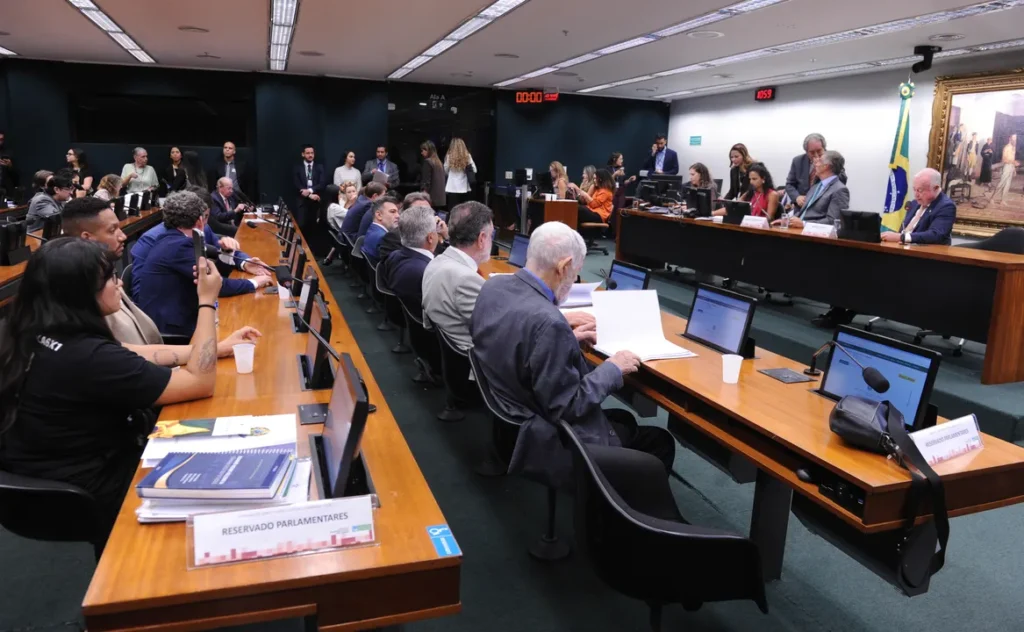 PEC do fim da escala 6×1 tem votação adiada