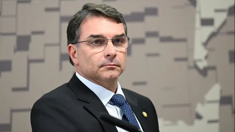 Flávio Bolsonaro comenta ataque durante jantar na Casa Branca