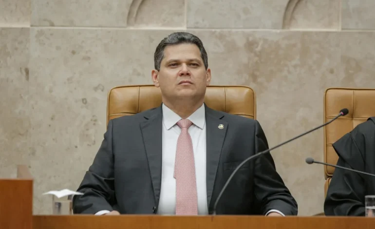 Alcolumbre sinaliza apoio a indicação de Jorge Messias ao STF