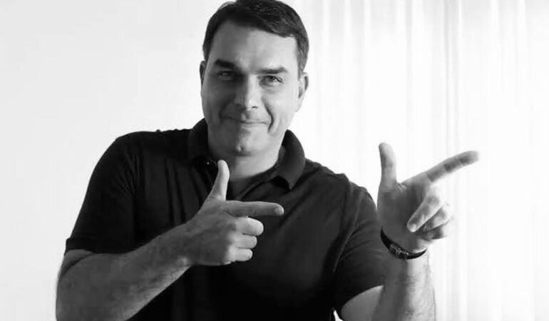 Oposição pede suspensão de homenagem a Flávio Bolsonaro em Salvador