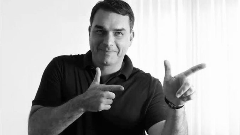 Oposição pede suspensão de homenagem a Flávio Bolsonaro em Salvador