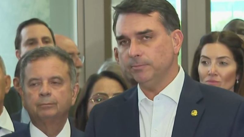 Flávio Bolsonaro enfrenta cobranças no PL