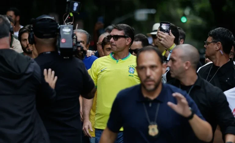 Flávio Bolsonaro revela uso de colete à prova de balas na pré-campanha