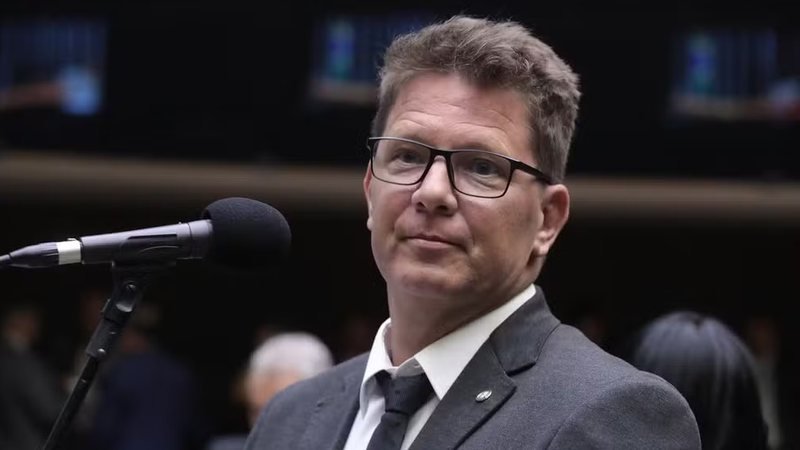 Ex-assessora relata repasses de salário em gabinete de Mario Frias