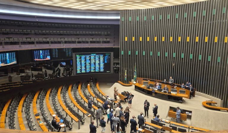 Câmara analisa PEC que amplia imunidade tributária de igrejas