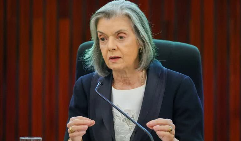 Cármen Lúcia defende democracia e instituições brasileira